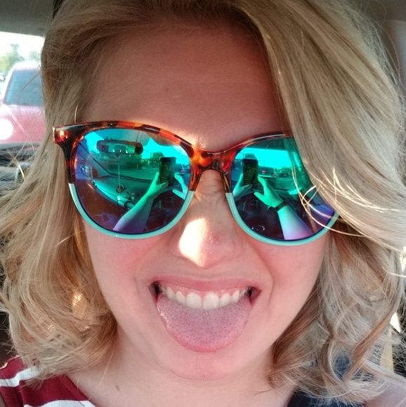 Meet your Posher, Megan - Picture 2 of 2